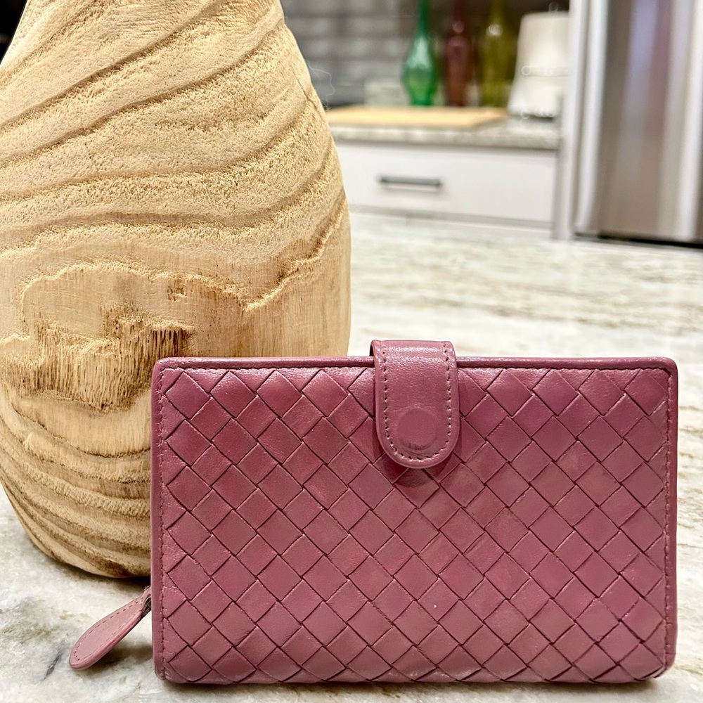 Authentic Bottega Veneta Authentic Mauve Intrecciato Wallet Color